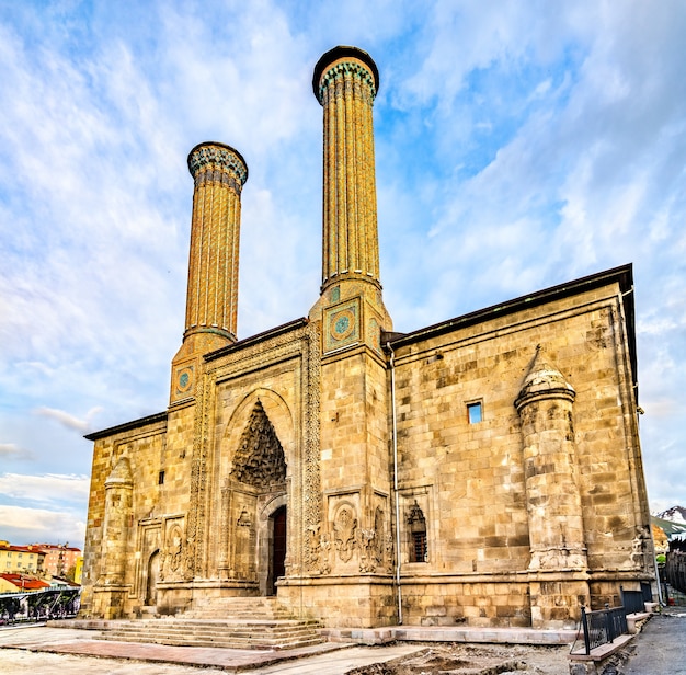 Madraza de minarete gemelo en Erzurum, Turquía