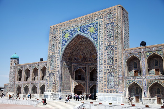 Madraza Tillya-Kari decorada con mosaicos en la Plaza Registan en Samarcanda, Uzbekistán. 29.04.2019