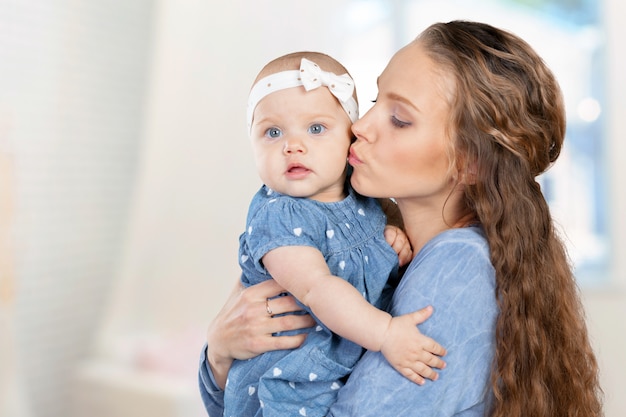 Madre abraza a un niño pequeño