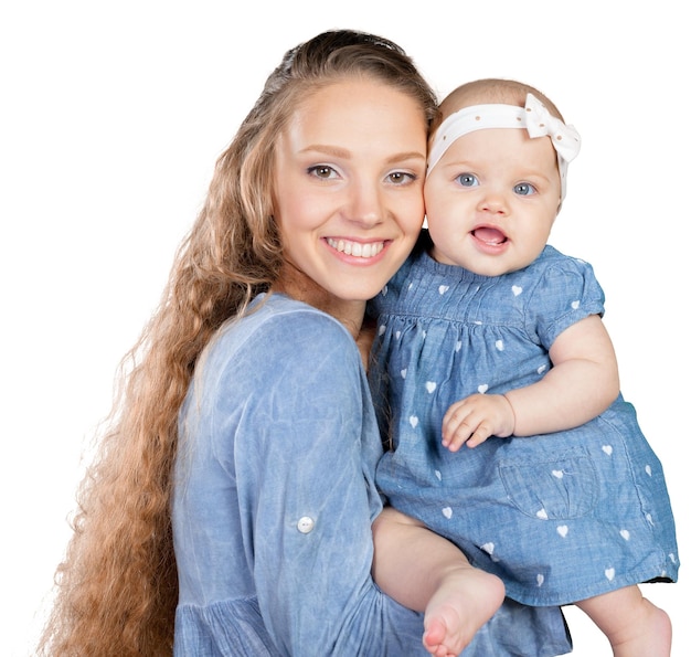 Foto madre abraza a un niño pequeño