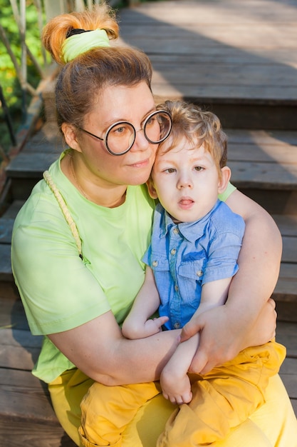 Una madre abraza suavemente a un niño discapacitado. parálisis cerebral infantil. habilitar. invalidez. una familia con un hijo discapacitado.