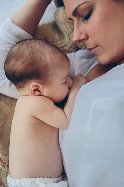 Madre abrazando a su bebé recién nacido