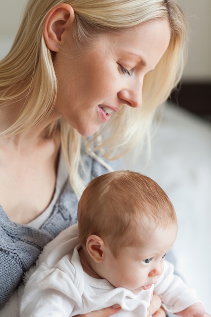 Madre abrazando a su bebe