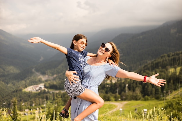 Madre abrazando a su hija. Concepto de viaje de vacaciones