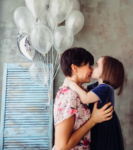 La madre abrazando a su hija en la habitación