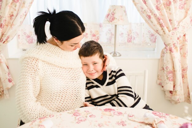 Madre abrazando a su hijo