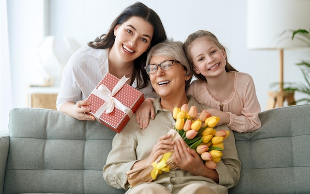 madre y abuela con flores