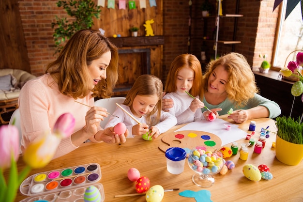 madre y abuela con niños pintando