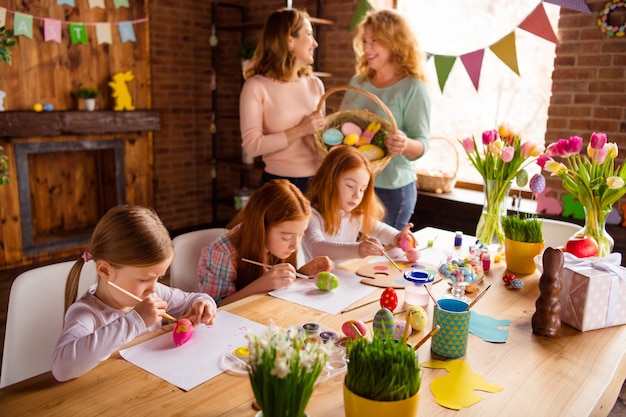 madre y abuela con niños pintando