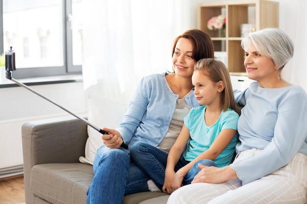 Foto madre y abuela tomando selfies