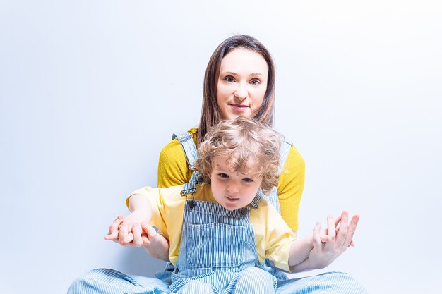 Madre adulta joven monoparental abrazando a su hijo de tres años. concepto de familia monoparental. madre soltera. amor hijo