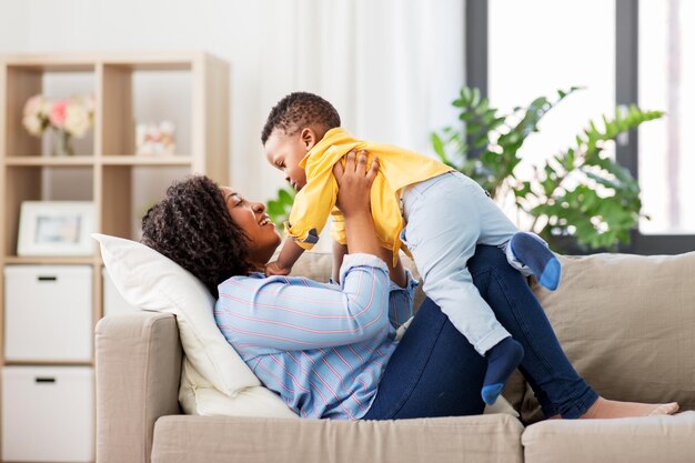 madre afroamericana feliz con el bebé en casa