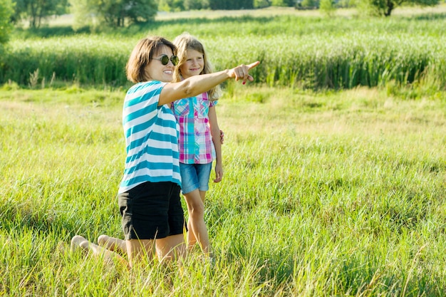 Madre al aire libre con su hija