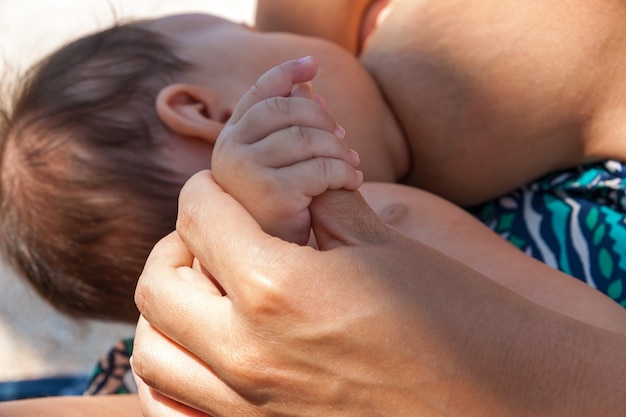 La madre alimenta al bebé con el pecho, primer plano. La madre alimenta al bebé con el pecho.