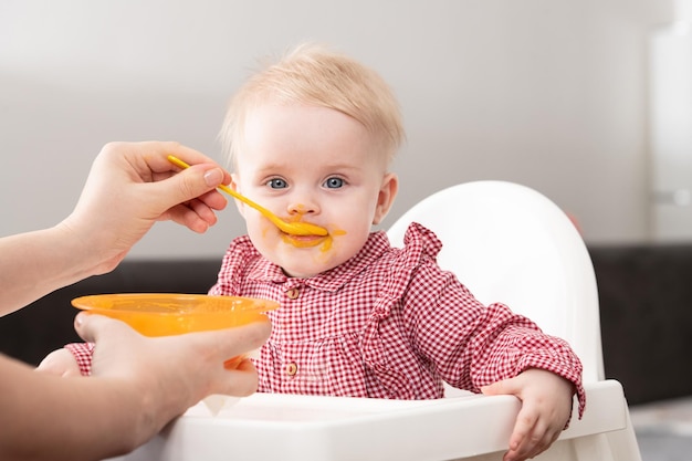 madre, alimentación, bebé, con, cuchara