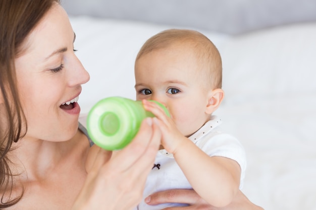 Madre alimentando al bebé con la botella de leche