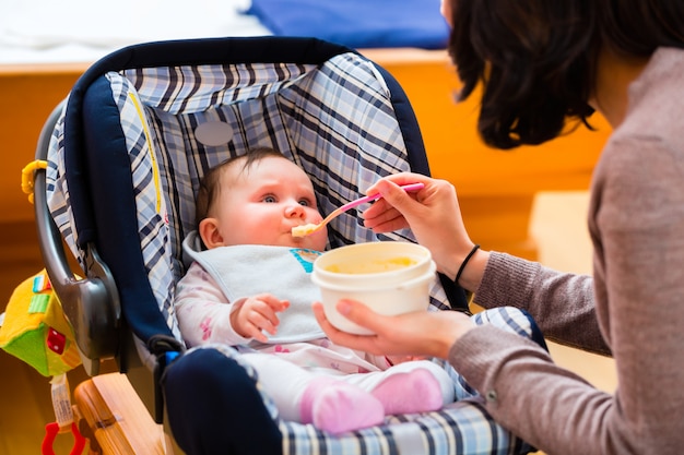 Madre alimentando bebe