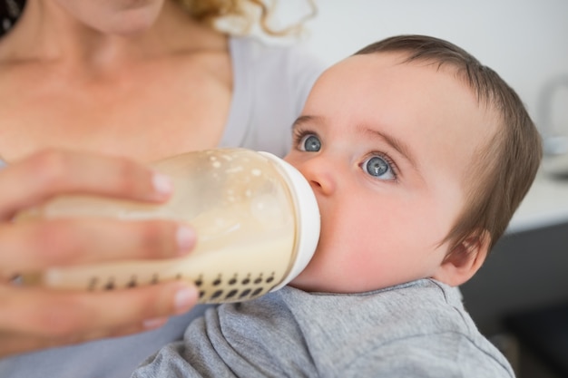 Madre alimentando leche al bebé