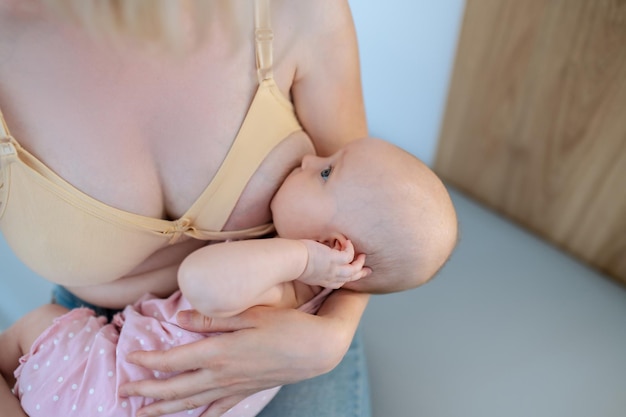 Madre alimentando a su bebé con leche materna