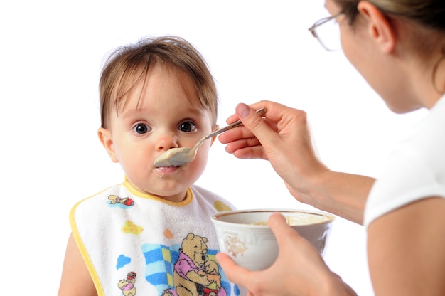 Madre alimentando a su niña