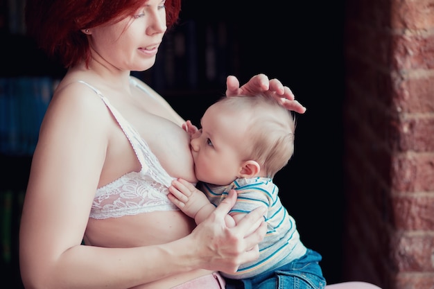 Foto madre amamantando a bebé