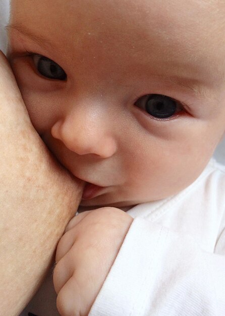 Foto madre amamantando a una niña