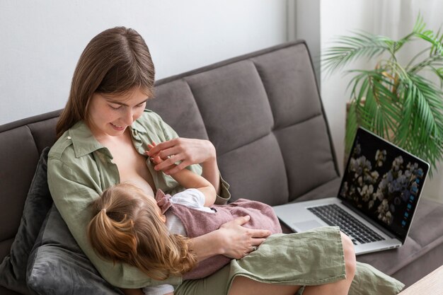 Foto madre amamantando niña