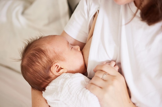 Madre amamantando a su bebé recién nacido Retrato casero realista