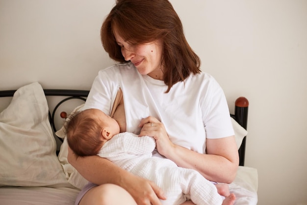 Madre amamantando a su bebé recién nacido Retrato casero realista