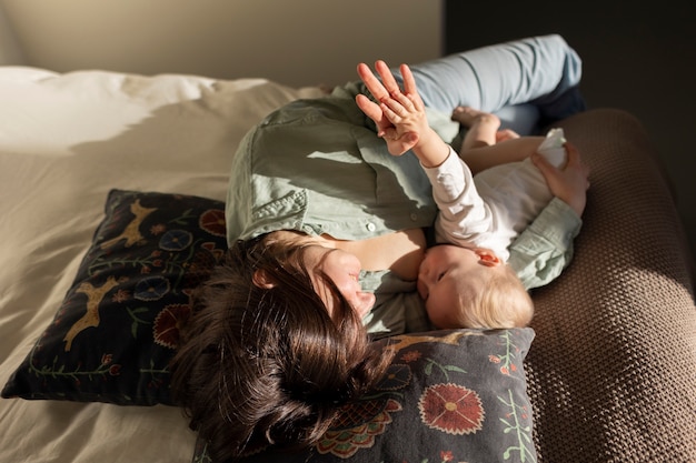 Foto madre amamantando a su bebé