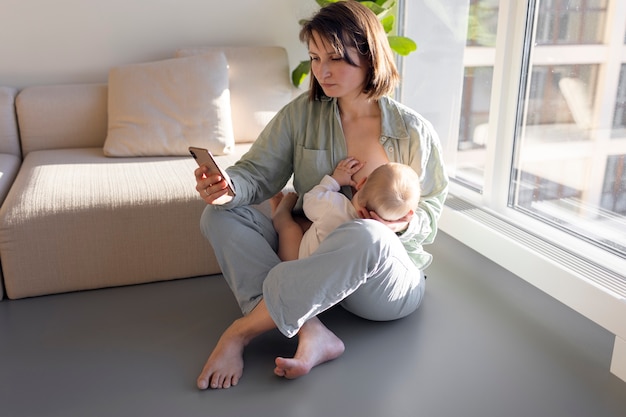 Foto madre amamantando a su bebé