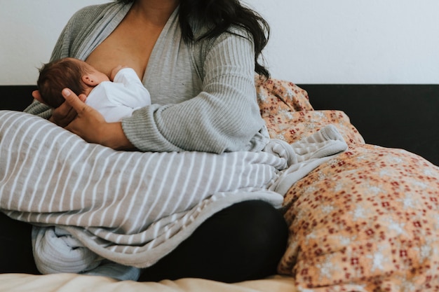 Madre amamantando a su bebé