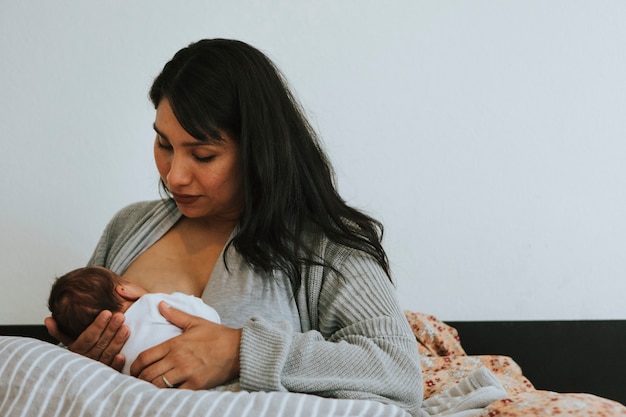 Foto madre amamantando a su bebé.