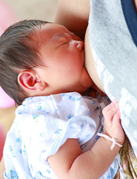 Madre amamantando a su hijo recién nacido.