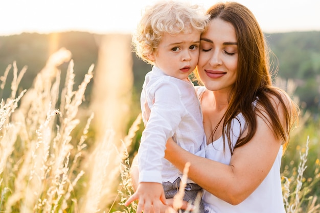 Madre amorosa abraza a su hijo