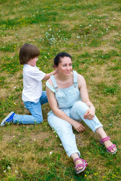 Madre amorosa abrazando a su hijo