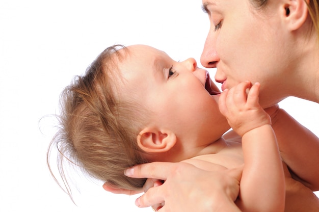 Madre amorosa juega con el niño