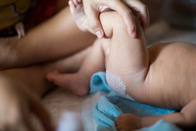 Madre aplicando polvos para bebés antes de poner pañales