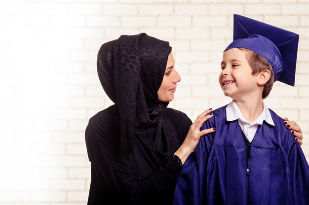 Madre árabe posando con hijo graduado