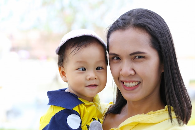 Madre asiática con un bebé.