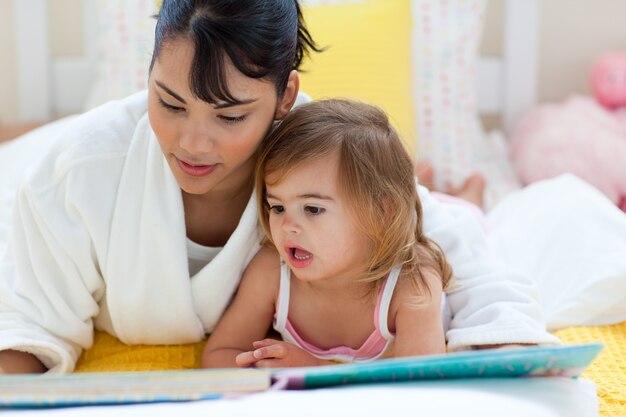 Madre atenta leyendo con su niña