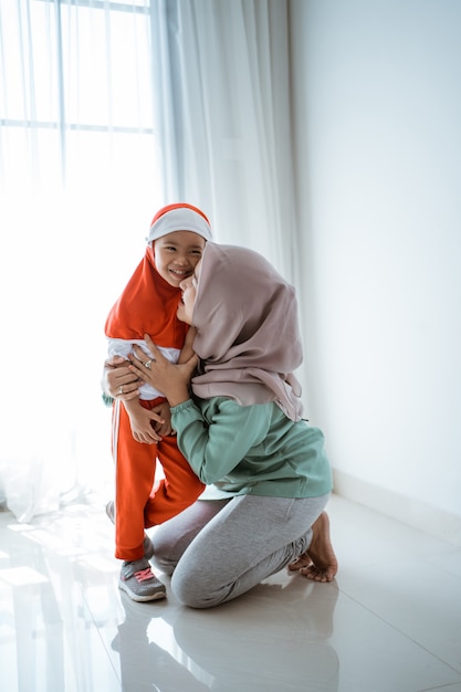 Madre ayudando a su hija preparando la escuela