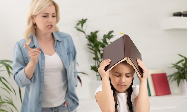 Una madre ayudando a su hija con la tarea.