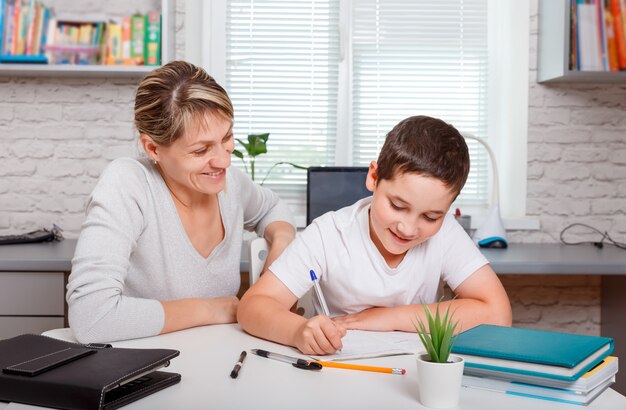 Madre ayudando a su hijo en la tarea