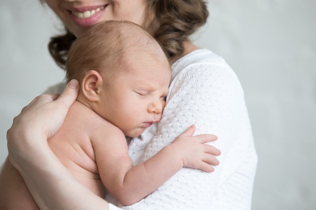 Madre y bebé abrazados