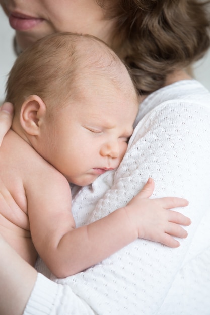 Foto madre y bebé abrazados