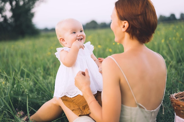 Madre y bebé al aire libre Familia en la naturaleza Mujer amorosa con niño en el campo Foto de paternidad natural licencia de maternidad Tema de cero desperdicio moda lenta y vida consciente estilo de vida ecológico