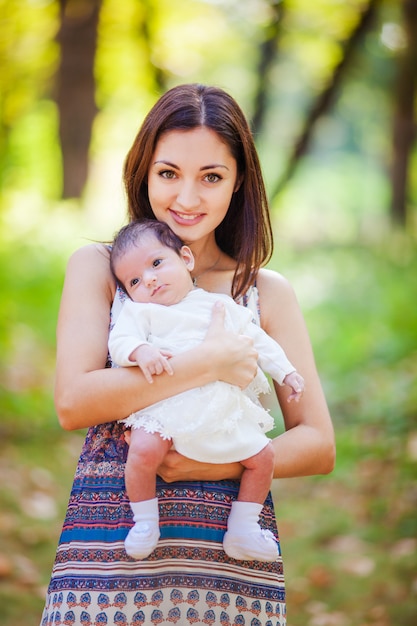 Madre con bebe al aire libre