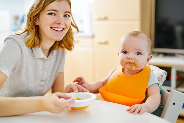 Madre y bebé durante la alimentación.