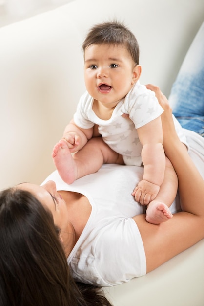 madre y bebe en casa